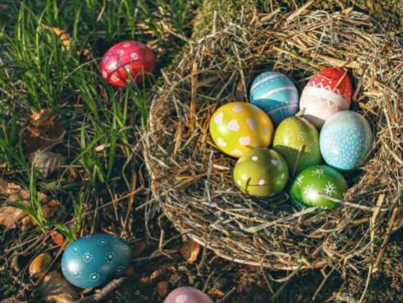 wicker basket with Easter egg