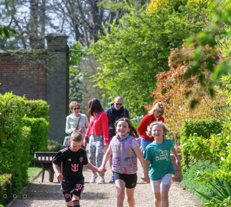 wicker basket with Easter egg
